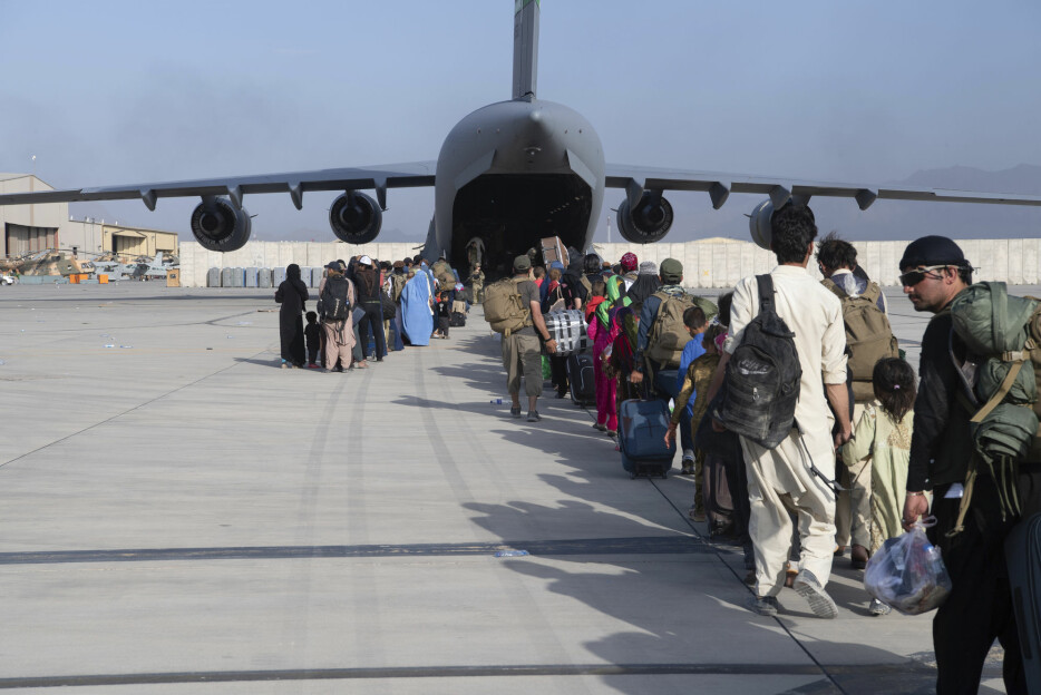 Et amerikansk militærfly evakuerer mennesker fra flyplassen i Kabul.