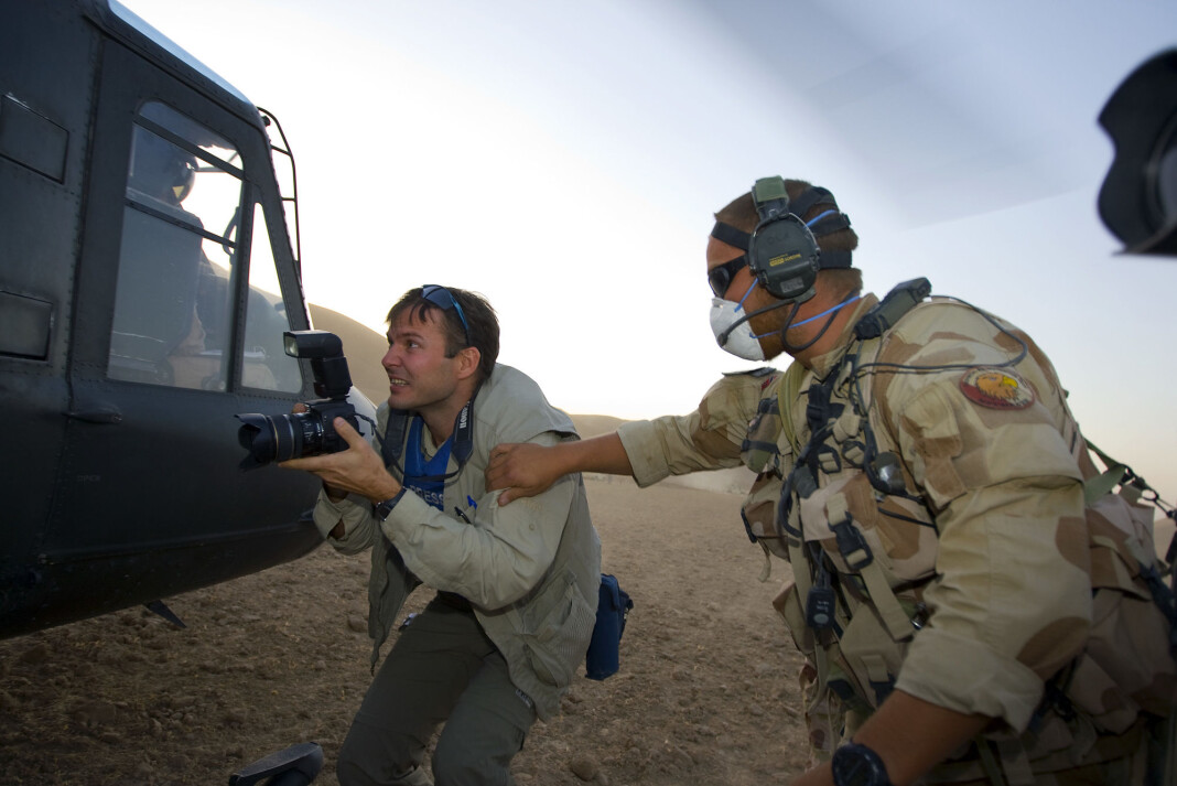 Aftenposten-journalist Tor Arne Andreassen under en øvelse med to av forsvarets Bell-helikoptere i Faryab-provinsen i Afghanistan i 2008. Aftenposten-journalist Tor Arne Andreassen under en øvelse med to av forsvarets Bell-helikoptere i Faryab-provinsen i Afghanistan i 2008.