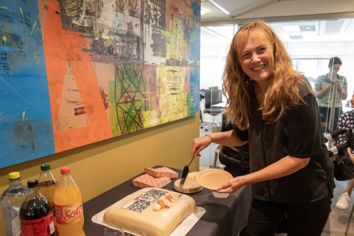 Redaktør Nina Schmidt skjærer i jubileumskaken som avbilder de hundre advokatene fra jubileumsbladet. – Advokatbladet har vært et talerør for viktige debatter i 100 år, det er jeg stolt av, sier hun. Redaktør Nina Schmidt skjærer i jubileumskaken som avbilder de hundre advokatene fra jubileumsbladet. – Advokatbladet har vært et talerør for viktige debatter i 100 år, det er jeg stolt av, sier hun.