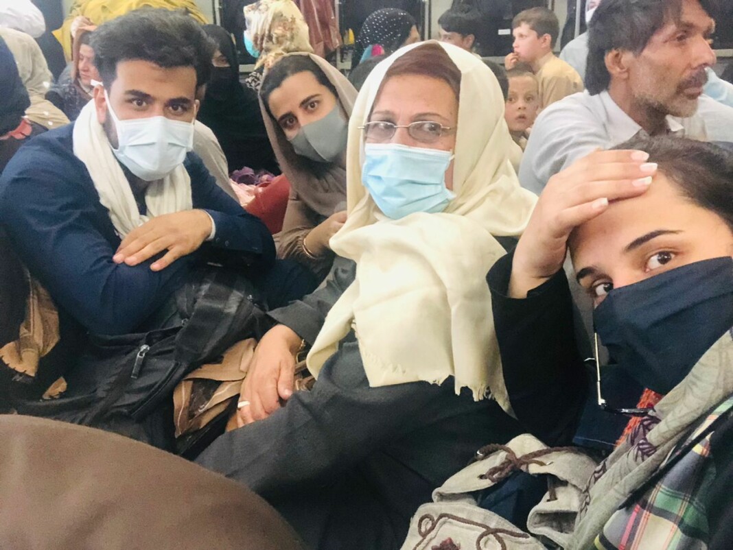 Familien Noraani på evakueringsflyet fra Kabul til Doha i Qatar. F.v. Shiraz Noraani, Laila Noorani, Dordana Rasooli og Ghazal Noorani.