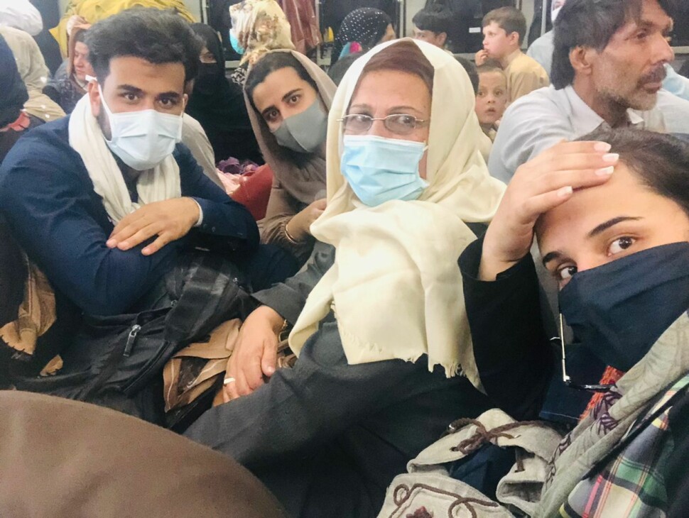 Familien Noraani på evakueringsflyet fra Kabul til Doha i Qatar. F.v. Shiraz Noraani, Laila Noorani, Dordana Rasooli og Ghazal Noorani.