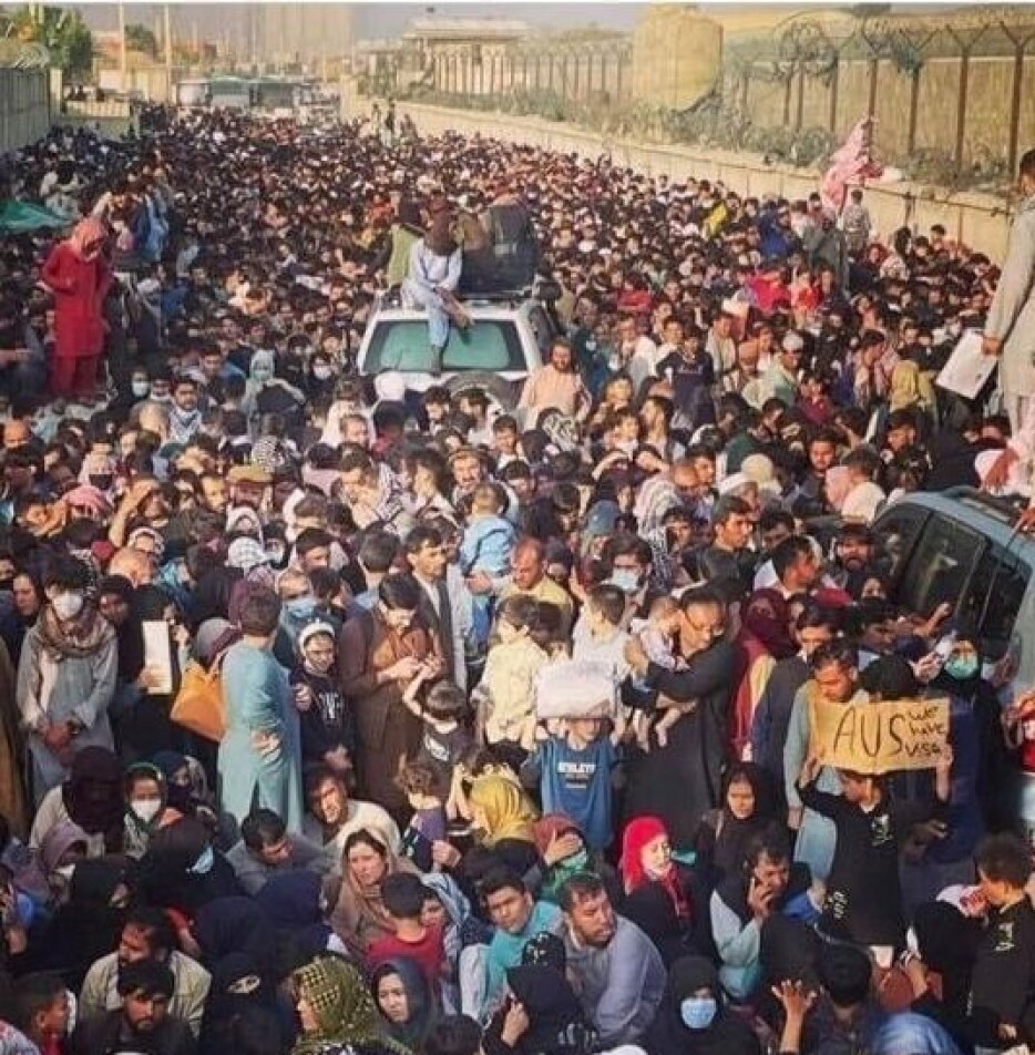 Et folkehav i trengsel utenfor flyplassen i Kabul. Et folkehav i trengsel utenfor flyplassen i Kabul.