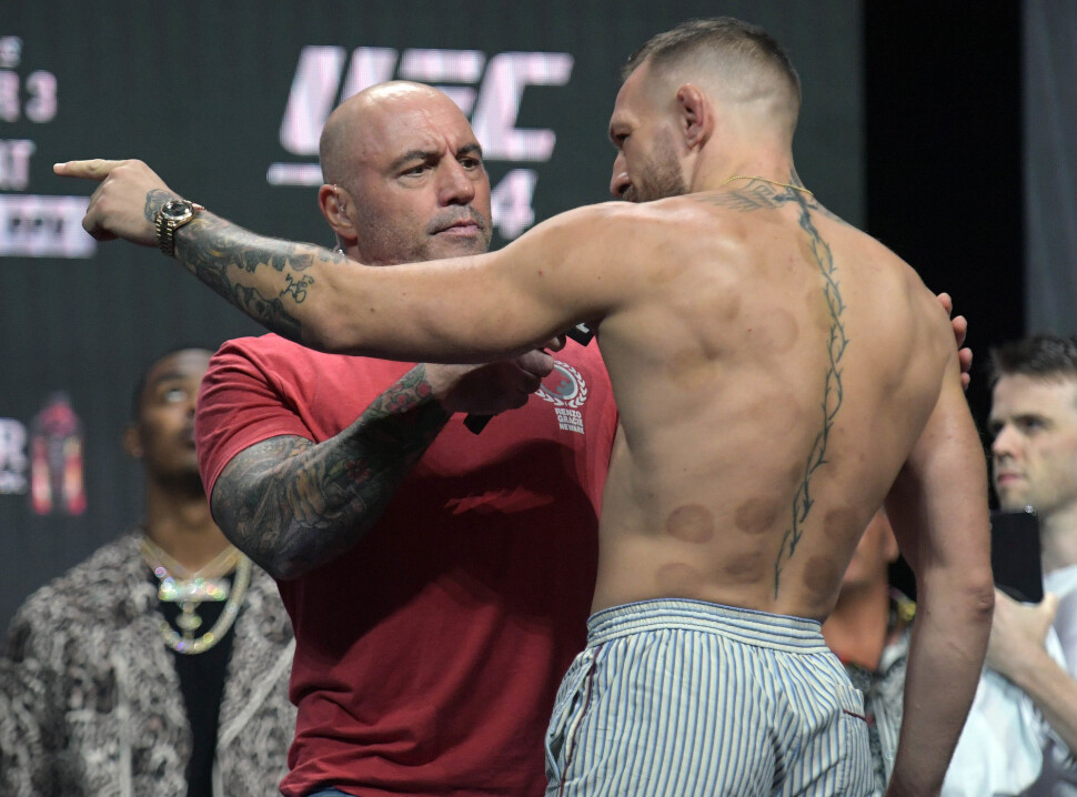 Joe Rogan intervjuer MMA-utøveren Conor McGregor på scenen i Las Vegas. Joe Rogan intervjuer MMA-utøveren Conor McGregor på scenen i Las Vegas.
