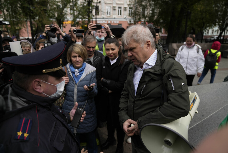 Sergej Mitrokhin var en av flere opposisjonspolitikere som lørdag stilte opp i Moskva for å vise sin støtte til uavhengige medier. Her blir han tilsnakket av en politimann.