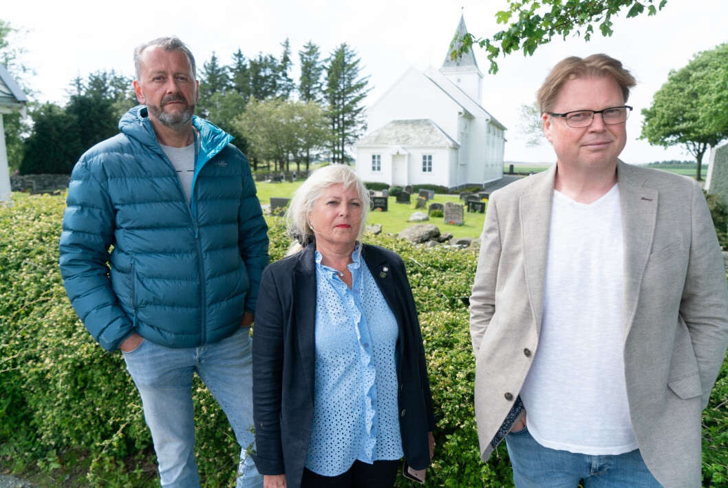 Journalist Hans Petter Aass (f.v.), Tina Jørgensens mor, Torunn Austdal Rasmussen, og forfatter og tidligere politietterforsker Jørn Lier Horst fotografert ved Bore kirke. Journalist Hans Petter Aass (f.v.), Tina Jørgensens mor, Torunn Austdal Rasmussen, og forfatter og tidligere politietterforsker Jørn Lier Horst fotografert ved Bore kirke.