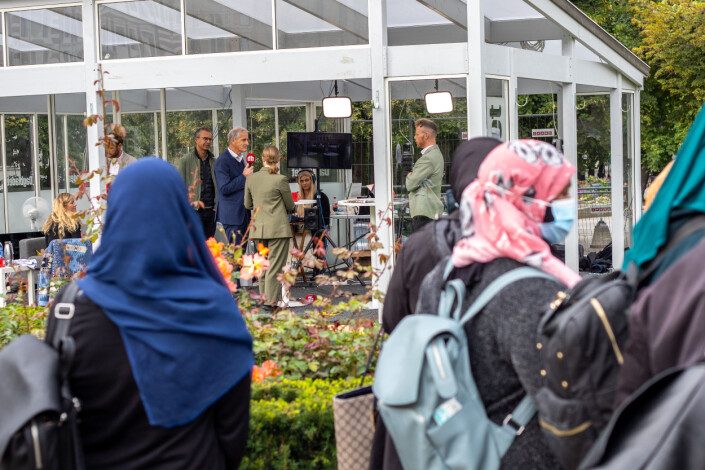 Frem til valgdagen kan forbipasserende se Dagbladets direktesendinger av Valgboden. Her har det samlet seg flere familier og skoleklasser. Frem til valgdagen kan forbipasserende se Dagbladets direktesendinger av Valgboden. Her har det samlet seg flere familier og skoleklasser.