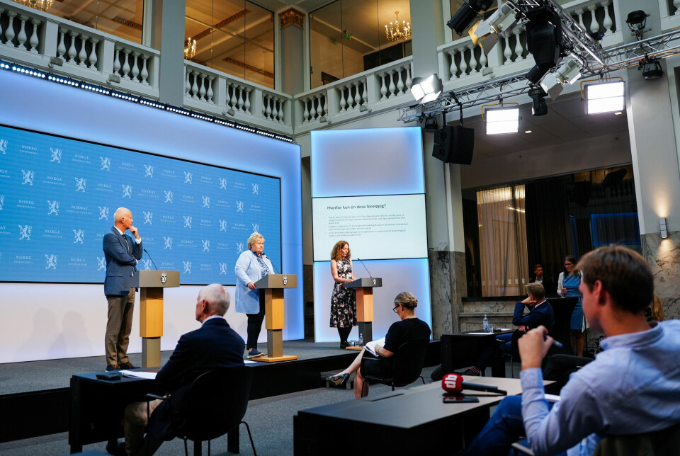 Pressen møter statsminister Erna Solberg og helsetoppene.