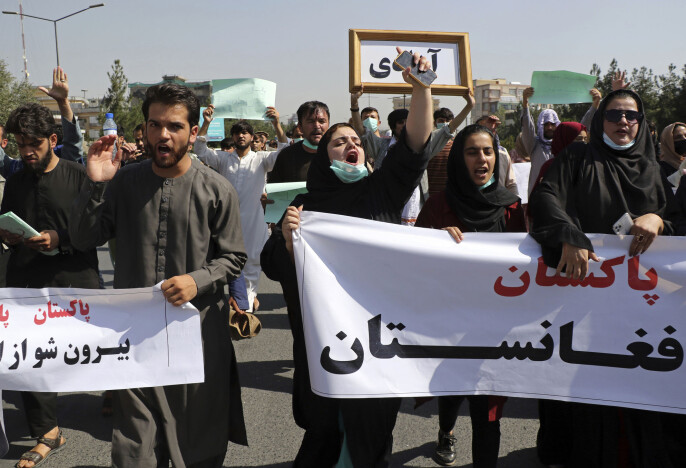 Tirsdag og onsdag var det flere demonstrasjoner i Kabul. To journalister som dekket en demonstrasjon, ble pågrepet og banket opp av Taliban-soldater. Tirsdag og onsdag var det flere demonstrasjoner i Kabul. To journalister som dekket en demonstrasjon, ble pågrepet og banket opp av Taliban-soldater.