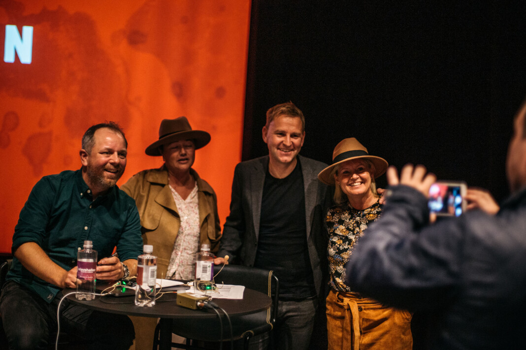 – Vi hører på podkasten med hattene på. Showet er ferdig og to av podkastens fans har kommet seg ned til scenen for å få et bilde med krimjournalistene. – Vi hører på podkasten med hattene på. Showet er ferdig og to av podkastens fans har kommet seg ned til scenen for å få et bilde med krimjournalistene.