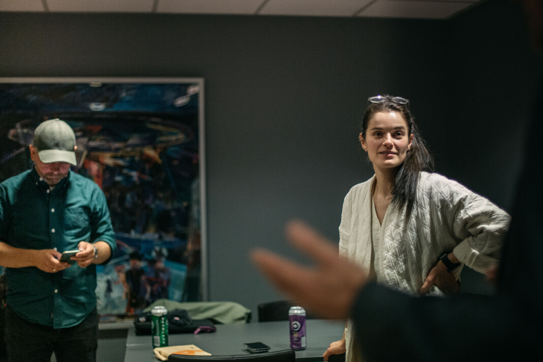 – Det gikk kjempebra! Jeg har kanskje litt for mange detaljer i huet og kunne kanskje ha moderert meg litt, sier Øystein Milli til produsent Vilde Kalsaas Worren. Showet er over og de er tilbake backstage for en liten debrief. – Det gikk kjempebra! Jeg har kanskje litt for mange detaljer i huet og kunne kanskje ha moderert meg litt, sier Øystein Milli til produsent Vilde Kalsaas Worren. Showet er over og de er tilbake backstage for en liten debrief.