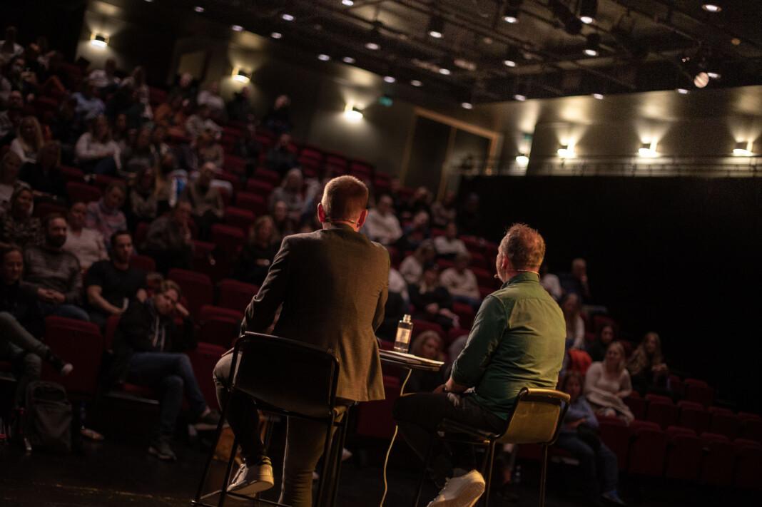 – Tror dere Viggo er skyldig? Det er tid for spørsmål fra salen og lyset er skrudd på. – Det vet jeg ikke, svarer Øystein Milli. – Jeg nøyer meg med å si at saken til Viggo er interessant bevismessig. Vi er journalister, vi skal ikke ta stilling, men vi må prøve å være nøytrale. – Tror dere Viggo er skyldig? Det er tid for spørsmål fra salen og lyset er skrudd på. – Det vet jeg ikke, svarer Øystein Milli. – Jeg nøyer meg med å si at saken til Viggo er interessant bevismessig. Vi er journalister, vi skal ikke ta stilling, men vi må prøve å være nøytrale.