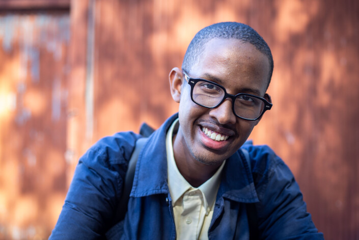 Abdirahman Hassan var den eneste med flerkulturell bakgrunn i sitt kull på journaliststudiet ved Oslo Met. – Journalistutdanningen har et rekrutteringsproblem. Det er noe jeg har sett med mine egne øyner, sier han. Abdirahman Hassan var den eneste med flerkulturell bakgrunn i sitt kull på journaliststudiet ved Oslo Met. – Journalistutdanningen har et rekrutteringsproblem. Det er noe jeg har sett med mine egne øyner, sier han.