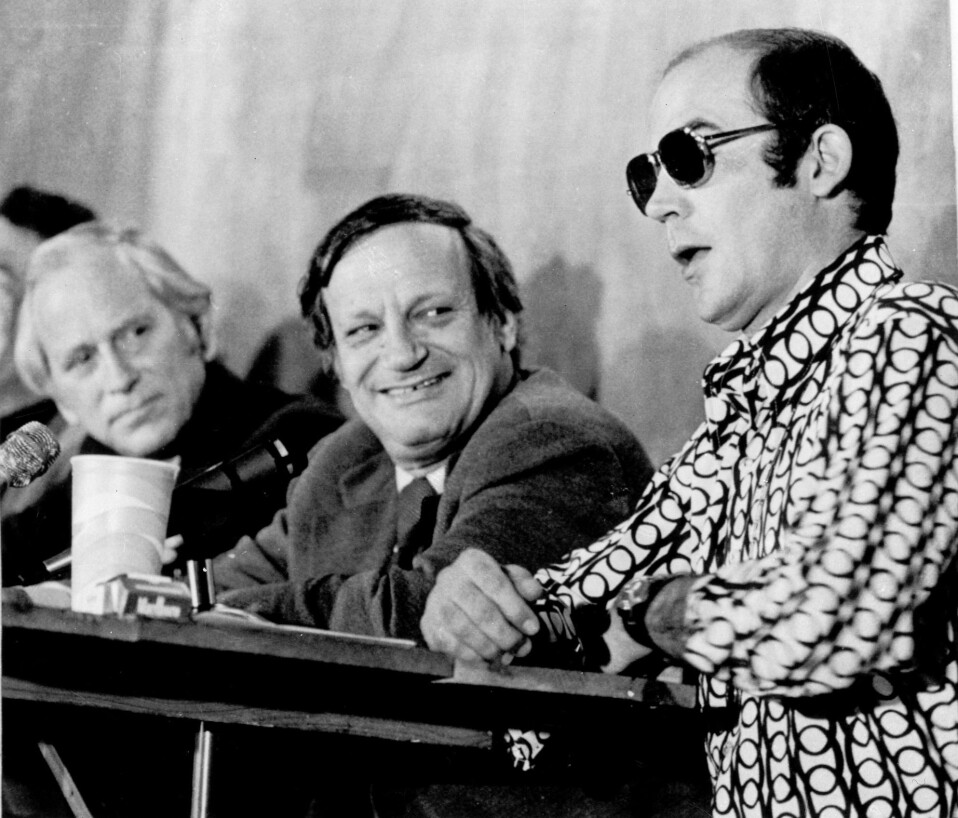 Hunter S. Thompson fra storhetstiden i 1972. Mannen til venstre er Frank Mankiewicz, som hadde ansvaret for presidentkampanjen til George McGovern. Hunter S. Thompson fra storhetstiden i 1972. Mannen til venstre er Frank Mankiewicz, som hadde ansvaret for presidentkampanjen til George McGovern.