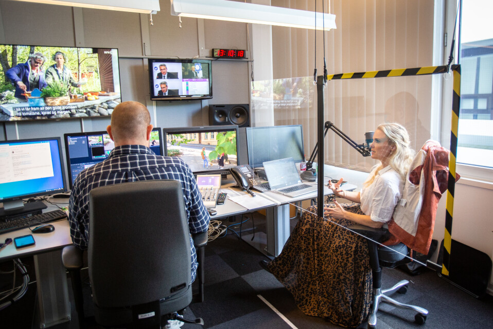 Iselin Fjeld og redigerer Ragnar Berge klipper videoreportasjen om førstegangsvelgere og klimapolitikk.