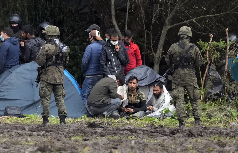 Polske soldater er sendt til grensa til Hviterussland for å stanse en strøm av migranter, her en gruppe migranter som ikke slipper inn. Polske medier protesterer mot at de ikke lenger får dekke situasjonen. Polske soldater er sendt til grensa til Hviterussland for å stanse en strøm av migranter, her en gruppe migranter som ikke slipper inn. Polske medier protesterer mot at de ikke lenger får dekke situasjonen.