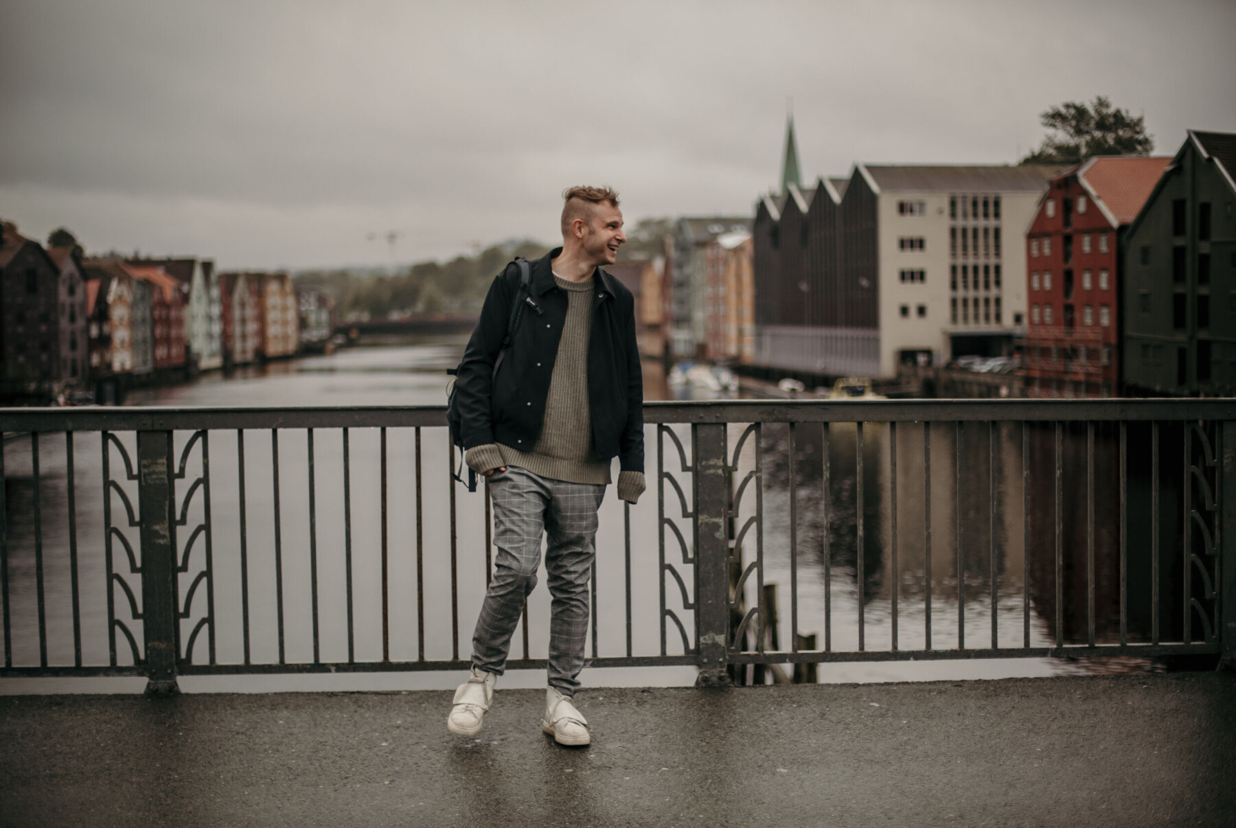 Til å være tidligere politiker, musiker og Norges eneste uavhengige debattredaktør er Snorre Valen overraskende ukomfortabel foran kamera. Her med Trondheim i bakgrunnen. Til å være tidligere politiker, musiker og Norges eneste uavhengige debattredaktør er Snorre Valen overraskende ukomfortabel foran kamera. Her med Trondheim i bakgrunnen.