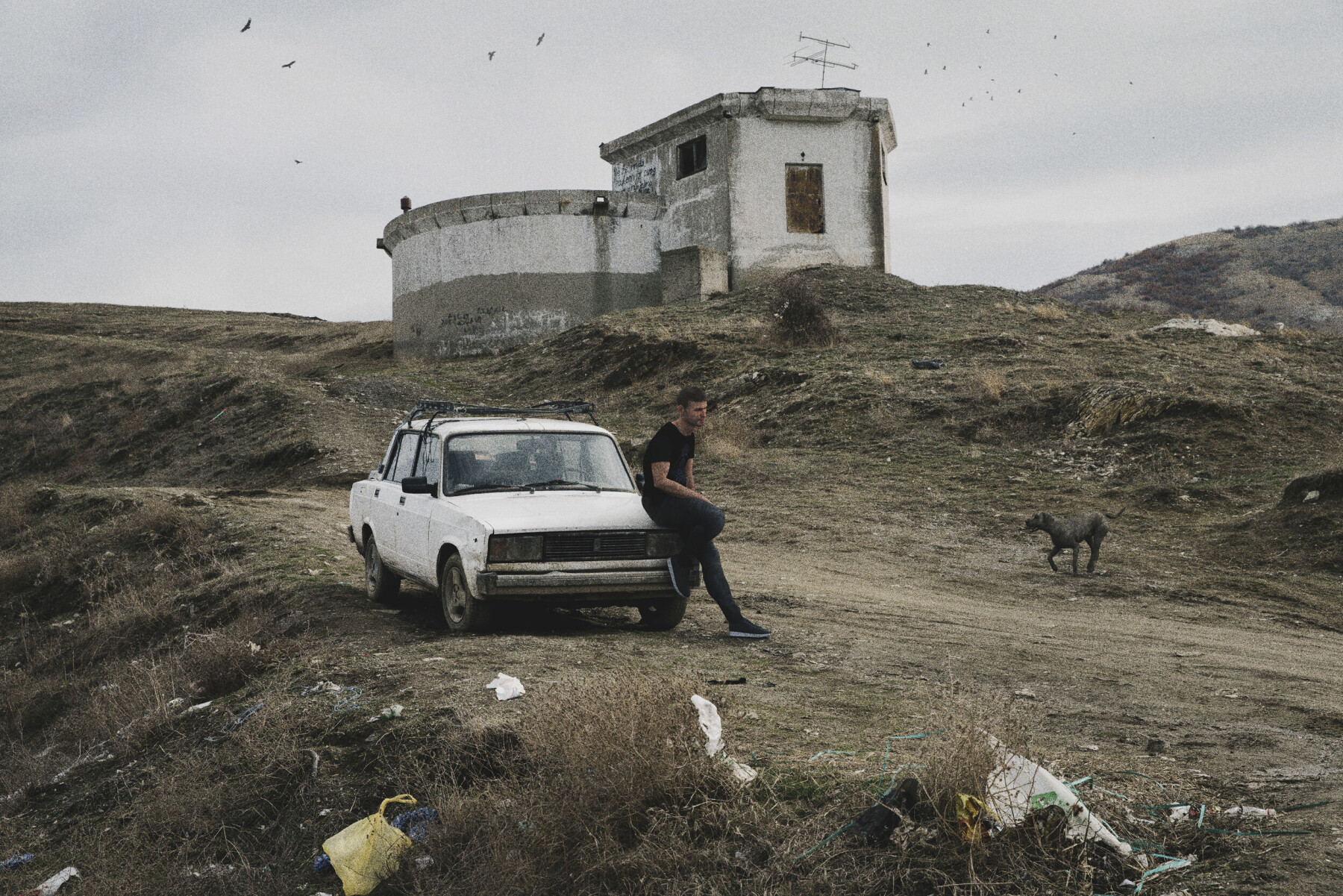 I fjellene bak byen Veles. Mannen og hunden er avatarer plassert inn i bildet. I fjellene bak byen Veles. Mannen og hunden er avatarer plassert inn i bildet.