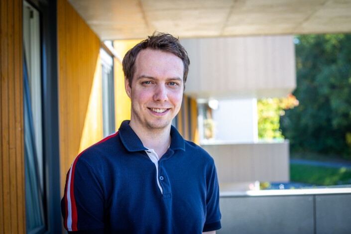 Steinbakk er utdannet journalist ved Høyskolen i Oslo (Oslo Met) og har arbeidserfaring fra blant annet NRK nyheter og som videojournalist for VG. Steinbakk er utdannet journalist ved Høyskolen i Oslo (Oslo Met) og har arbeidserfaring fra blant annet NRK nyheter og som videojournalist for VG.