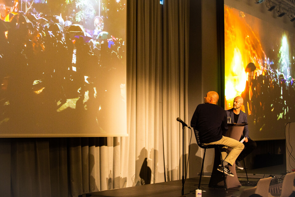 Anders Hammer viste videoklipp fra filmen «Do no Split» på konferansen. Anders Hammer viste videoklipp fra filmen «Do no Split» på konferansen.