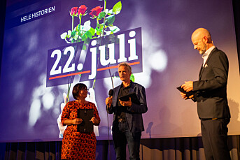 Line Alsaker og Kjetil Saugestad får diplom for podkastserien om 22. juli under utdelingen av Fortellerprisen 2020/2021.