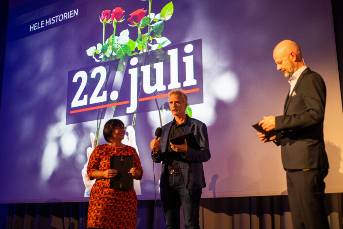 Line Alsaker og Kjetil Saugestad får diplom for podkastserien om 22. juli. Line Alsaker og Kjetil Saugestad får diplom for podkastserien om 22. juli.