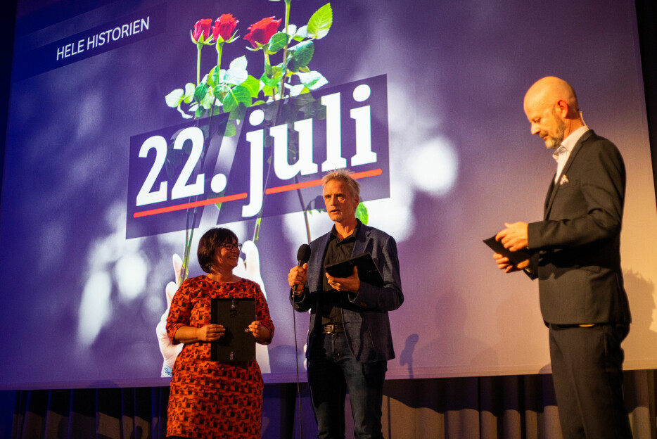 Line Alsaker og Kjetil Saugestad får diplom for podkastserien om 22. juli under utdelingen av Fortellerprisen 2020/2021.