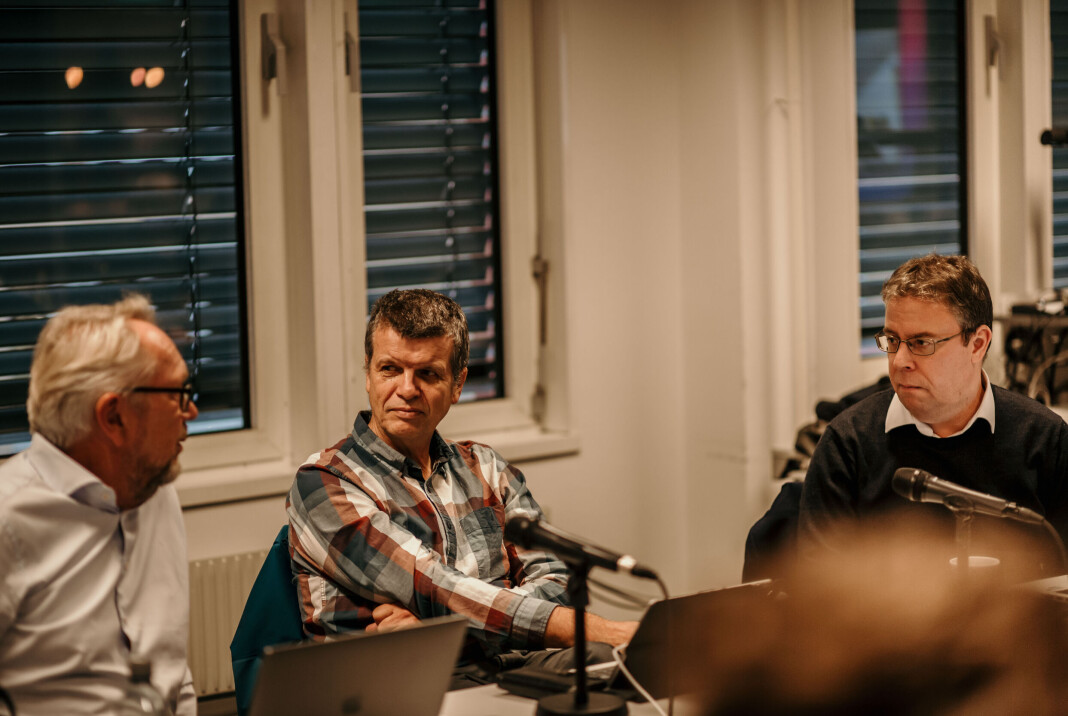 PFU-medlemmer Gunnar Kagge fra Aftenposten og Frode Hansen fra Dagbladet under onsdagens PFU-møte. Arild Kveldstad fra PFU-sekretariatet til venstre i bildet. PFU-medlemmer Gunnar Kagge fra Aftenposten og Frode Hansen fra Dagbladet under onsdagens PFU-møte. Arild Kveldstad fra PFU-sekretariatet til venstre i bildet.