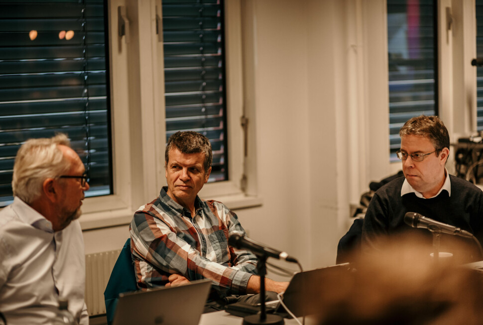 PFU-medlemmer Gunnar Kagge fra Aftenposten og Frode Hansen fra Dagbladet under onsdagens PFU-møte. Arild Kveldstad fra PFU-sekretariatet til venstre i bildet.
