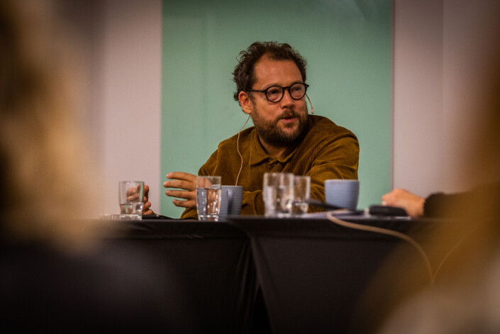 Joachim Førsund holder foredrag om hvordan han jobber med fortellende journalistikk. Joachim Førsund holder foredrag om hvordan han jobber med fortellende journalistikk.