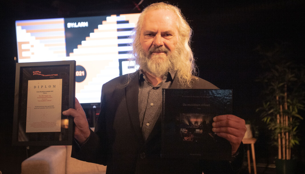 Arvid Skancke-Knudsen vinner prisen for beste musikkjournalistikk for boka «Da musikken stilnet». Arvid Skancke-Knudsen vinner prisen for beste musikkjournalistikk for boka «Da musikken stilnet».