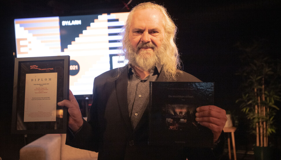 Arvid Skancke-Knudsen vinner prisen for beste musikkjournalistikk for boka «Da musikken stilnet». Arvid Skancke-Knudsen vinner prisen for beste musikkjournalistikk for boka «Da musikken stilnet».