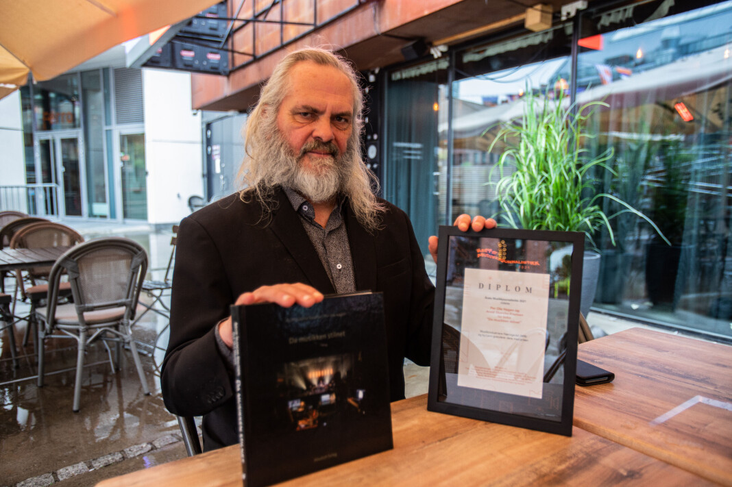 Musikkjournalisten Arvid Skancke-Knudsen har skrevet boken «Da musikken stilnet» sammen med fotografen Per Ola Hagen. Musikkjournalisten Arvid Skancke-Knudsen har skrevet boken «Da musikken stilnet» sammen med fotografen Per Ola Hagen.