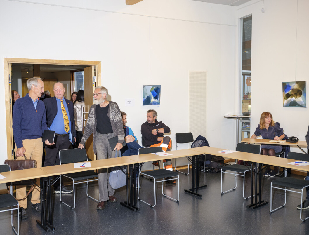 Heidi Hjorteland Wigestrand var eneste fremmøtte journalist og satt alene ved pressebordet i kommunestyret i Suldal. Det gjør hun ofte. Lokalpolitikere og tilhørere til venstre. Heidi Hjorteland Wigestrand var eneste fremmøtte journalist og satt alene ved pressebordet i kommunestyret i Suldal. Det gjør hun ofte. Lokalpolitikere og tilhørere til venstre.