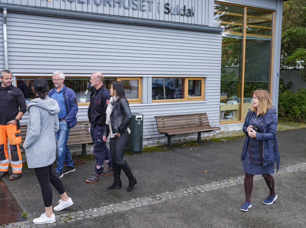 Stasjonsmesterne Morten Aarhus og Ola Jelsa blir fotografert av Suldalsposten. Stasjonsmesterne Morten Aarhus og Ola Jelsa blir fotografert av Suldalsposten.