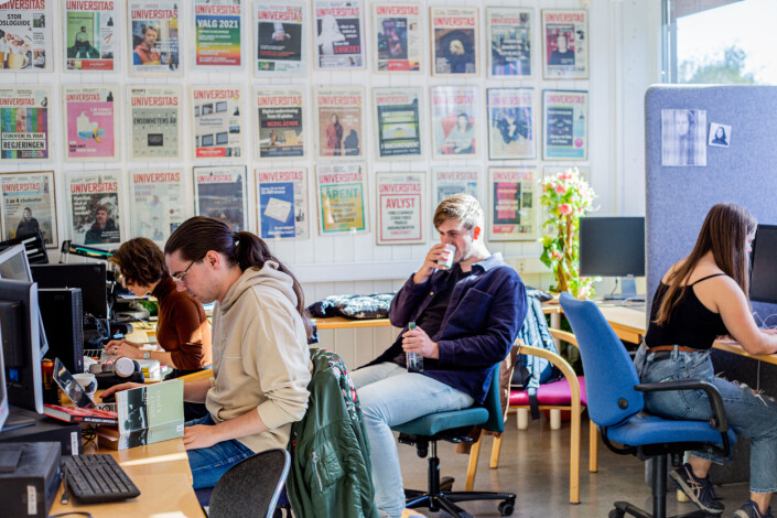 På onsdager er det fult kjør når de siste sakene skal skrives ferdig, og forsiden og avisen skal tegnes før alt sendes til trykk. På onsdager er det fult kjør når de siste sakene skal skrives ferdig, og forsiden og avisen skal tegnes før alt sendes til trykk.