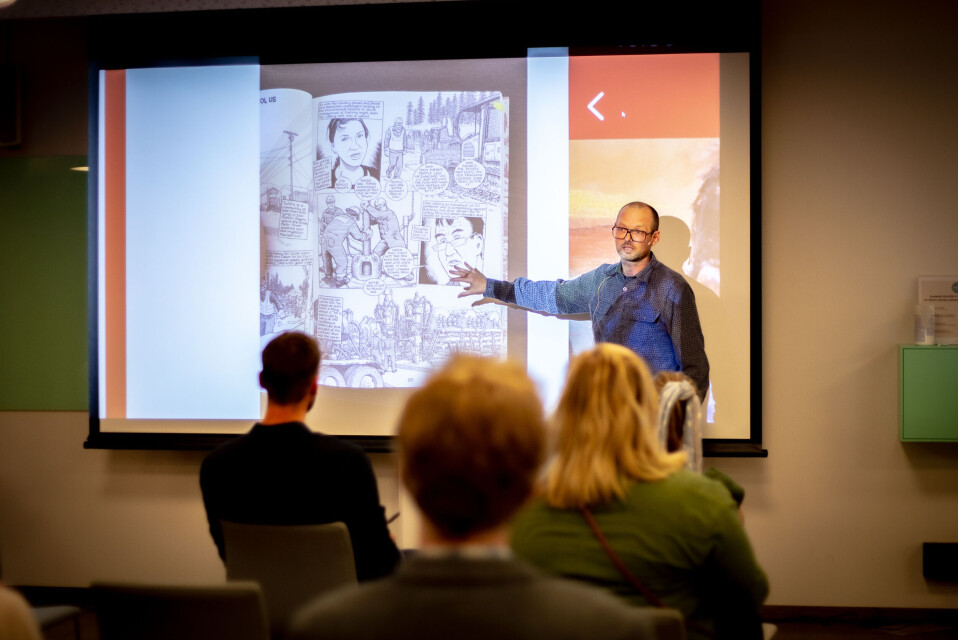 Fälling viser en side fra Joe Saccos tegneserie «Paying the land». Det er en såkalt «journalistikk tegneserie» . – Moderne reportasjer kan hente inspirasjon fra journalistiske tegneserier slik som denne, og danne nye former for historiefortelling. Fälling viser en side fra Joe Saccos tegneserie «Paying the land». Det er en såkalt «journalistikk tegneserie» . – Moderne reportasjer kan hente inspirasjon fra journalistiske tegneserier slik som denne, og danne nye former for historiefortelling.