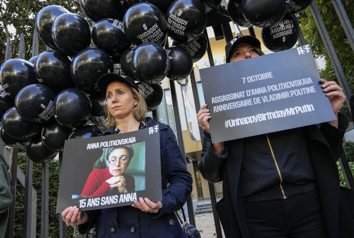 Medlemmer av Reportere uten grenser demonstrerer utenfor den russiske ambassaden i Paris onsdag. Medlemmer av Reportere uten grenser demonstrerer utenfor den russiske ambassaden i Paris onsdag.