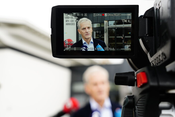 Jonas Gahr Støre uttaler seg om fredsprisen utenfor hotellet i Hurdal i dag, hvor regjeringsforhandlingene nå pågår. Jonas Gahr Støre uttaler seg om fredsprisen utenfor hotellet i Hurdal i dag, hvor regjeringsforhandlingene nå pågår.