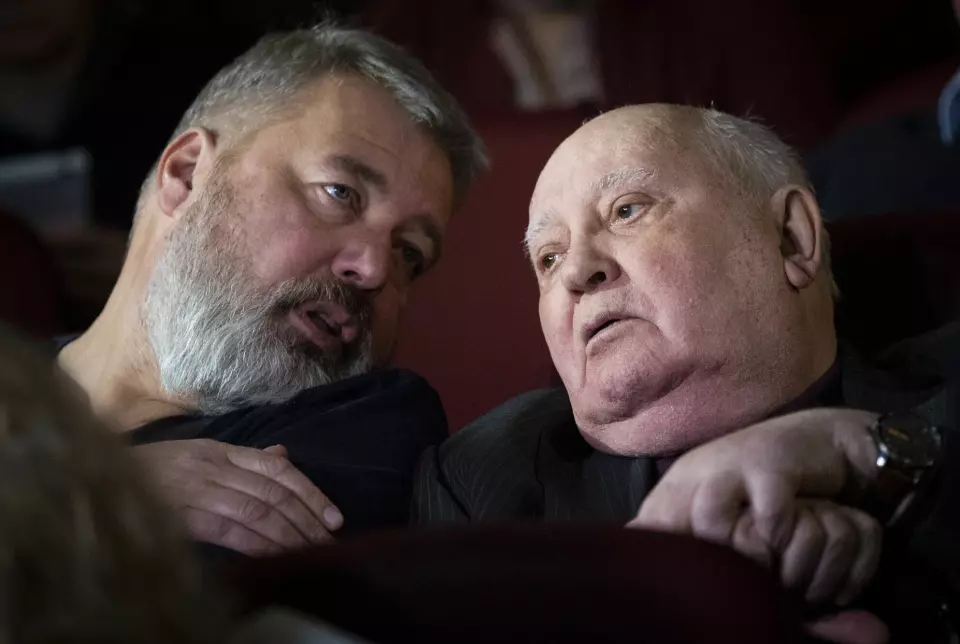 Fredsprisvinner Dmitrij Muratov (til venstre) og Sovjetunionens tidligere leder og fredsprisvinner fra 1990, Mikhail Gorbatsjov, på en filmpremiere i Moskva i 2018.