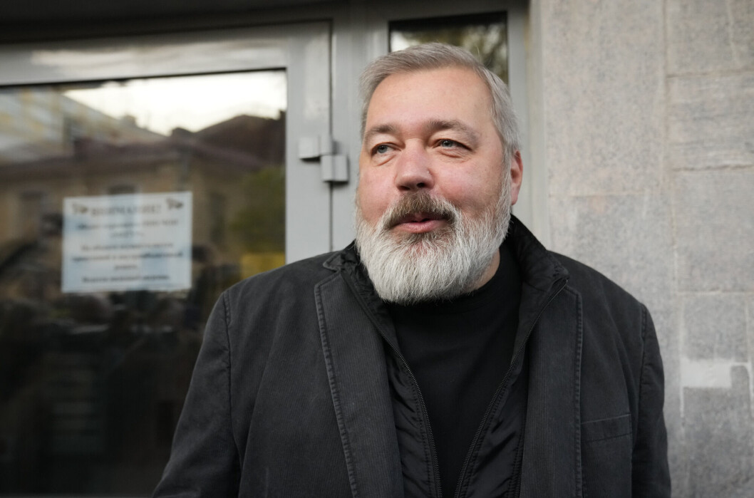 Redaktør Dmitrij Muratov møtte pressen utenfor redaksjonslokalene til Novaja Gazeta i Moskva. Redaktør Dmitrij Muratov møtte pressen utenfor redaksjonslokalene til Novaja Gazeta i Moskva.