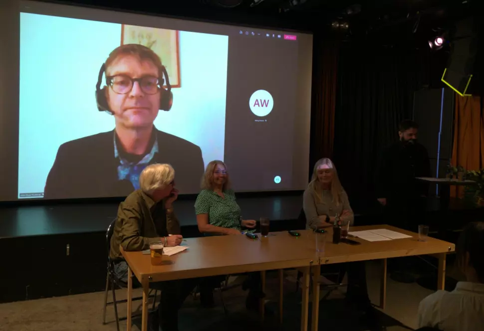 Allan Boye Thulstrup deltok digitalt da NJ Oslo diskuterte medlemskriterier. (F.v.) Ole Torp fra NRK, Sonja Nordanger fra Aller og NJ-nestleder Hege Fagerheim satt i panelet .