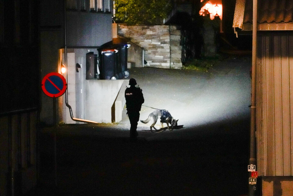 Politiet gjør undersøkelser i Kongsberg sentrum onsdag kveld.