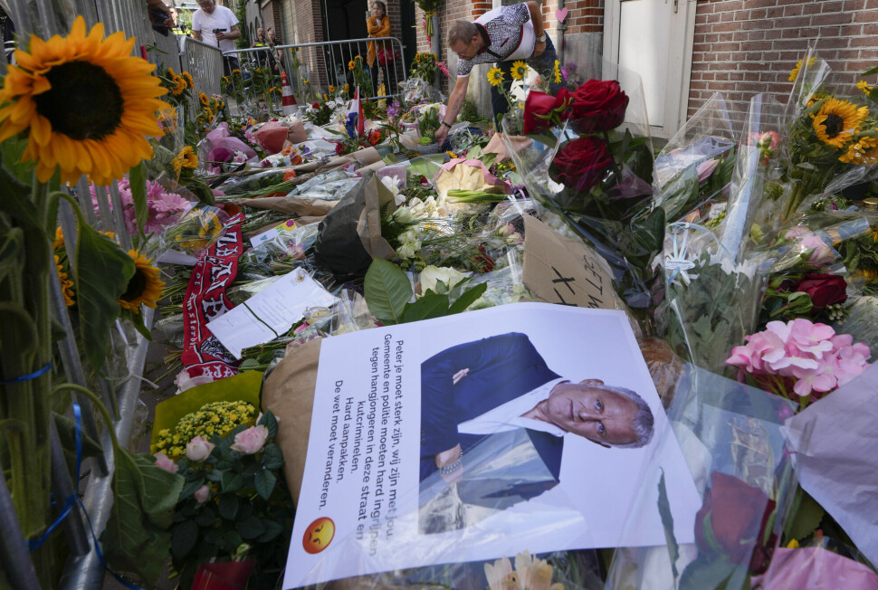 Bilder av blomster og hilsninger som ble lagt ned på stedet der Peter R. de Vries ble skutt i sommer.