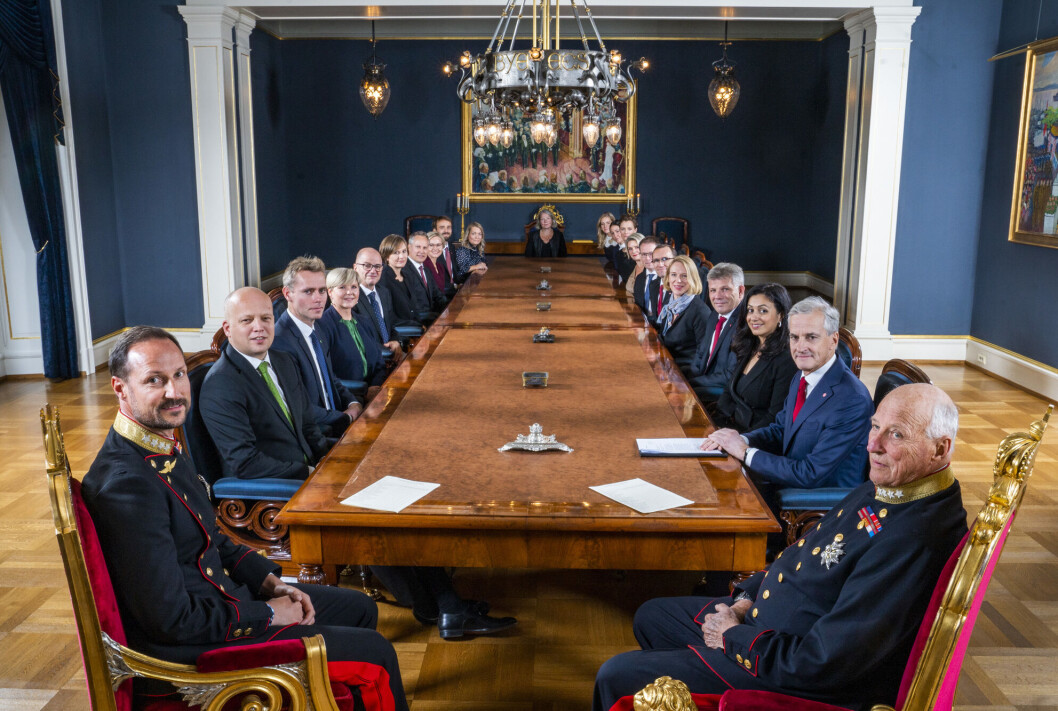 Støre-regjeringens aller første statsråd. Bildet er tatt to timer etter at Solberg-regjeringen satt i de samme stolene. Støre-regjeringens aller første statsråd. Bildet er tatt to timer etter at Solberg-regjeringen satt i de samme stolene.