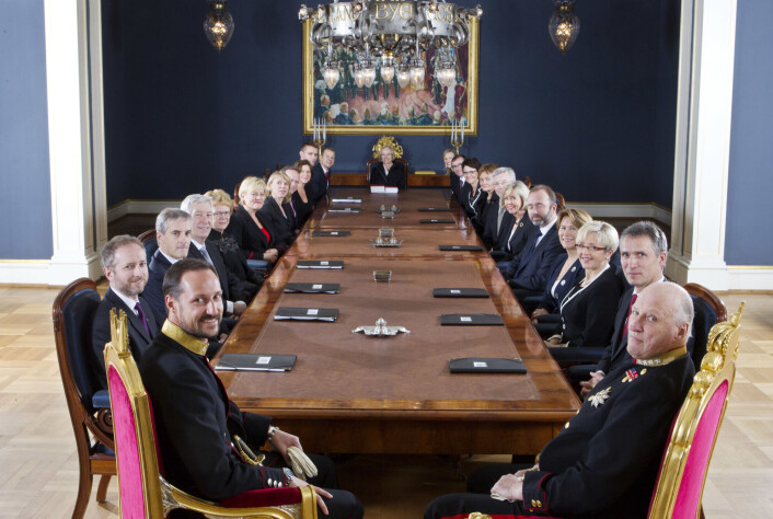 2012. Kong Harald og kronprins Haakon i statsråd med Stoltenberg-regjeringen på Slottet. 2012. Kong Harald og kronprins Haakon i statsråd med Stoltenberg-regjeringen på Slottet.