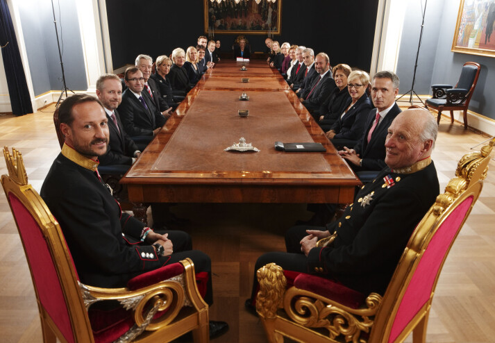 Regjeringsskiftet 2013. Kong Harald og kronprins Haakon holder statsråd med statsminister Jens Stoltenberg og hans avtroppende regjering. Regjeringsskiftet 2013. Kong Harald og kronprins Haakon holder statsråd med statsminister Jens Stoltenberg og hans avtroppende regjering.