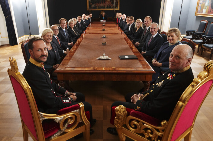 Regjeringsskiftet 2013. Kong Harald og kronprins Haakon holder statsråd med statsminister Erna Solberg og hennes påtroppende regjering på Slottet. Regjeringsskiftet 2013. Kong Harald og kronprins Haakon holder statsråd med statsminister Erna Solberg og hennes påtroppende regjering på Slottet.