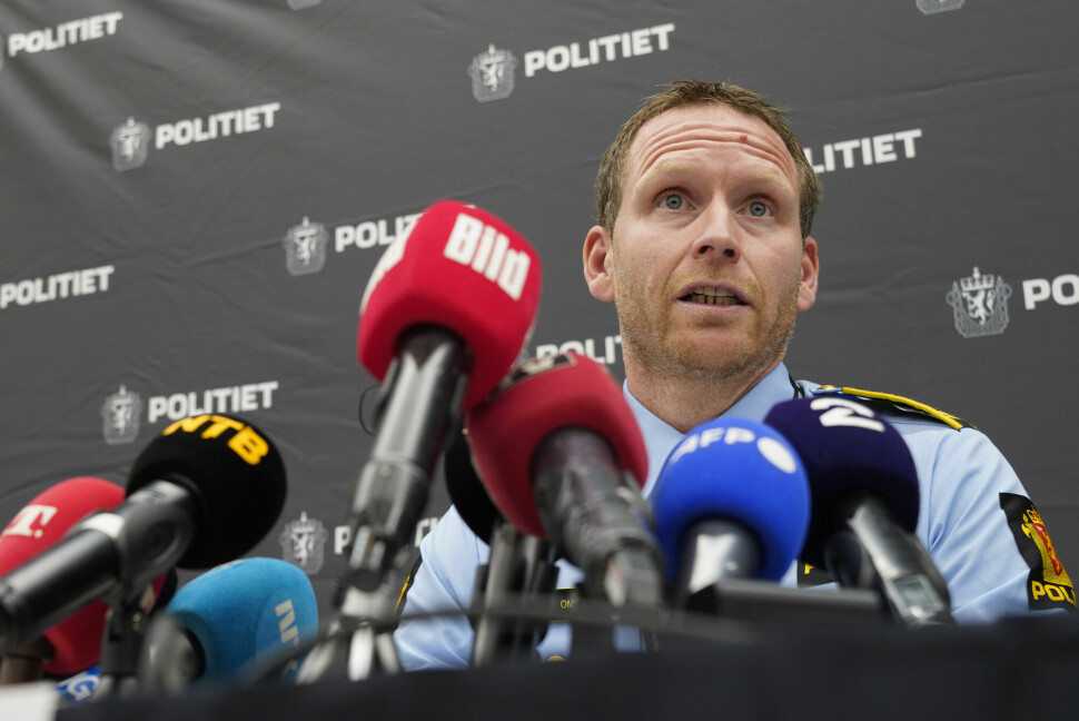 Politiinspektør Per Thomas Omholt under en pressekonferanse om drapene i Kongsberg fredag.
