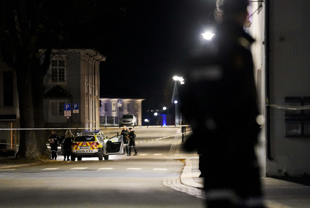– På et tidspunkt bistod jeg med politiet med å sette opp sperringer, forteller frilansjournalist Kjetil Stormark. – På et tidspunkt bistod jeg med politiet med å sette opp sperringer, forteller frilansjournalist Kjetil Stormark.