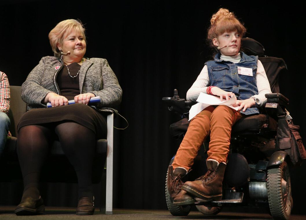 Erna Solberg (H) og Marianne Knudsen (t.h.) deltok på ungdomskonferansen «Sammen mot hatprat» i 2016. Nå er Knudsen oppnevnt som nytt medlem i Ytringsfrihetskommisjonen.